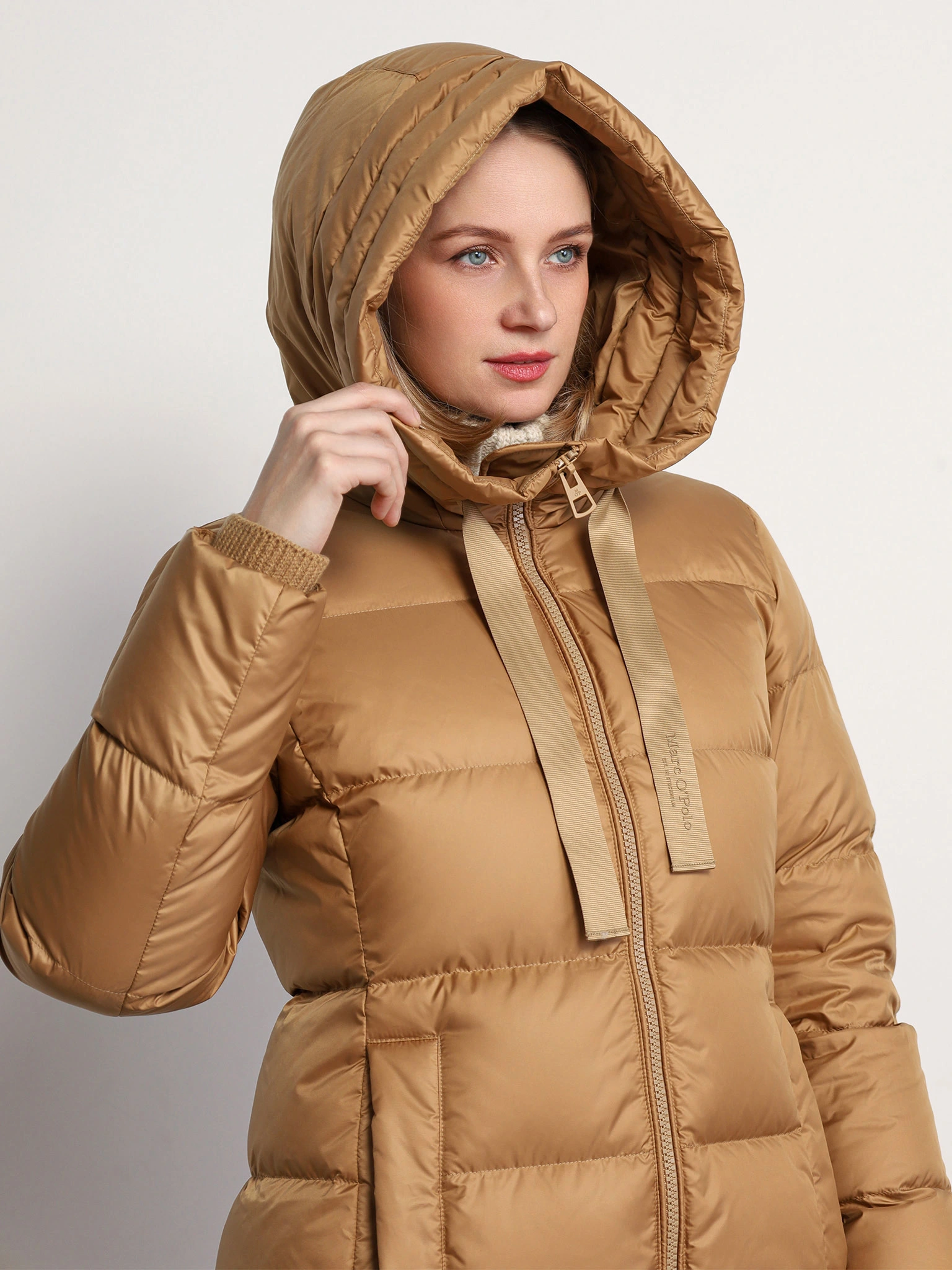 Пальто пуховое песочного цвета